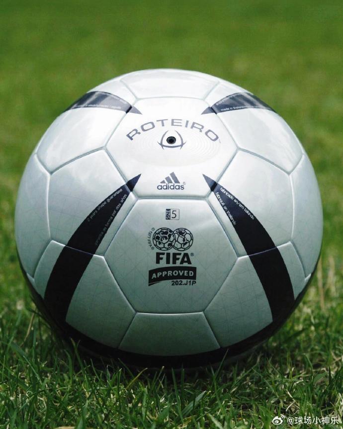 教练团队进行战术分析